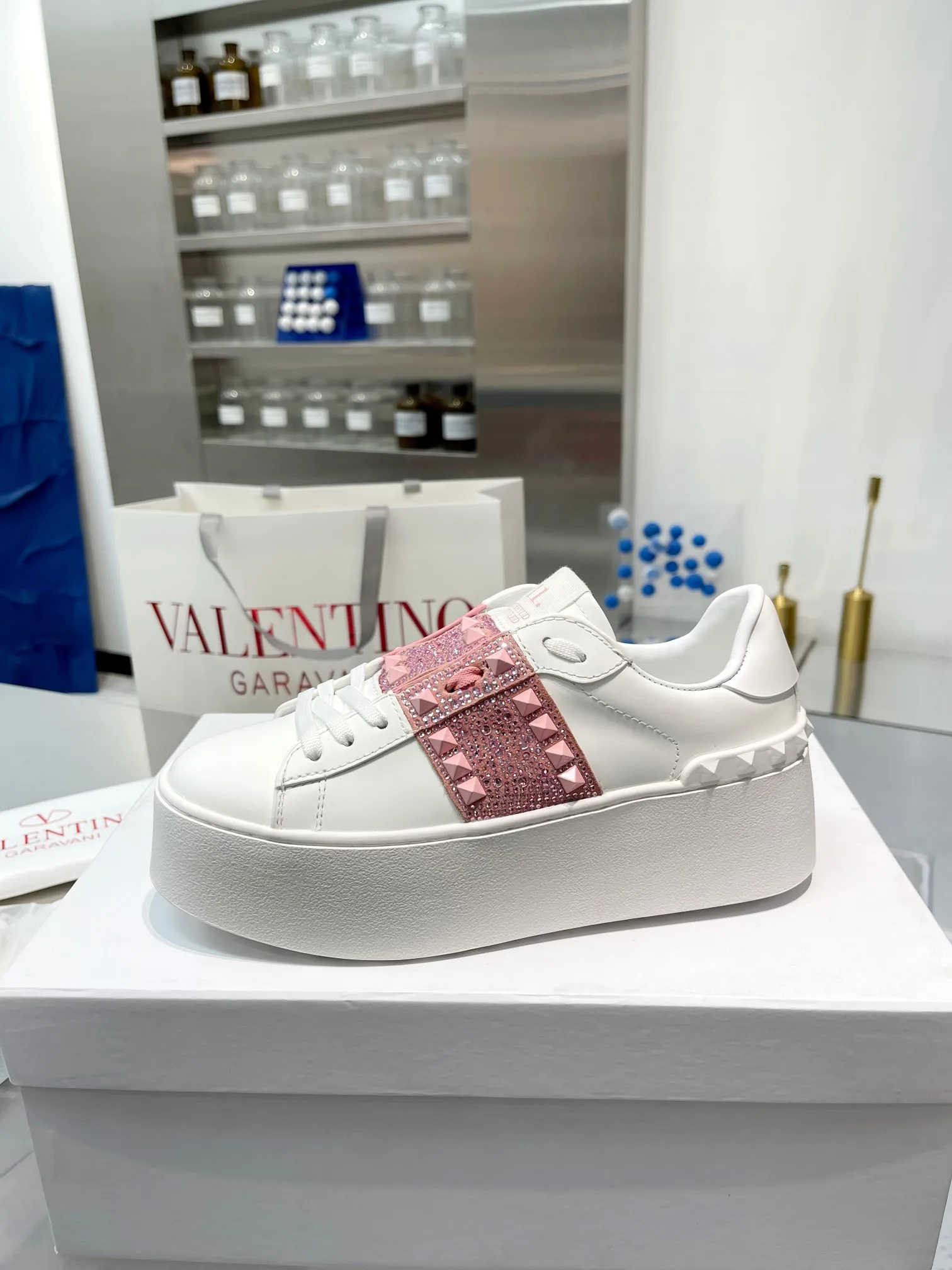 👟👟Ex-factory price 680👟👟 The latest thick-soled high version of Nujia Valentino Valentino 23ss spring and summer thick-soled rivet sports and casual shoes white shoes 2023 latest model hot-selling series hard to find after being launched in Japan Super hot classic rivet series with thick sole 6cm height increase Purchase the original version every detail is very exquisite🎁 Upper: silk cowhide splicing Lining: Cowhide lining Outsole: Original synchronized TPR outsole 6cm height increase Size: Female 35-41 (40.41 customized)